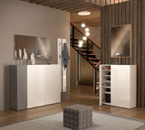 Moderner Schuhschrank in einem stilvollen Raum, mit geöffneter Tür, die mehrere Regale für Schuhe zeigt. Perspektive von vorne.