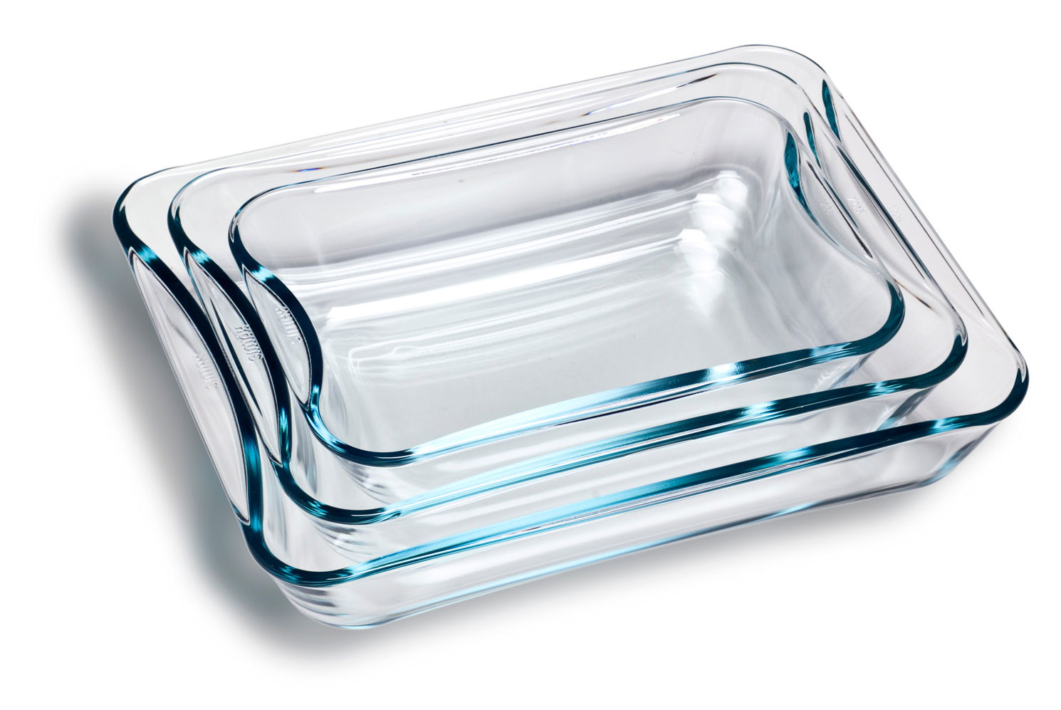 Dreiteiliges Set von Brat- und Backschalen aus Glas, gestapelt und aus der Vogelperspektive fotografiert.