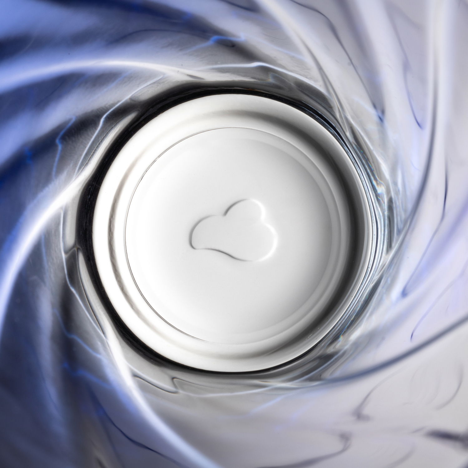 Blick von oben in ein blaues Trinkglas mit Twist-Design, 300ml