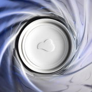 Blick von oben in ein blaues Trinkglas mit Twist-Design, 300ml