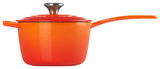 Orangefarbene Stielkasserolle mit Deckel, seitliche Perspektive