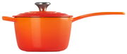 Orangefarbene Stielkasserolle mit Deckel, seitliche Perspektive