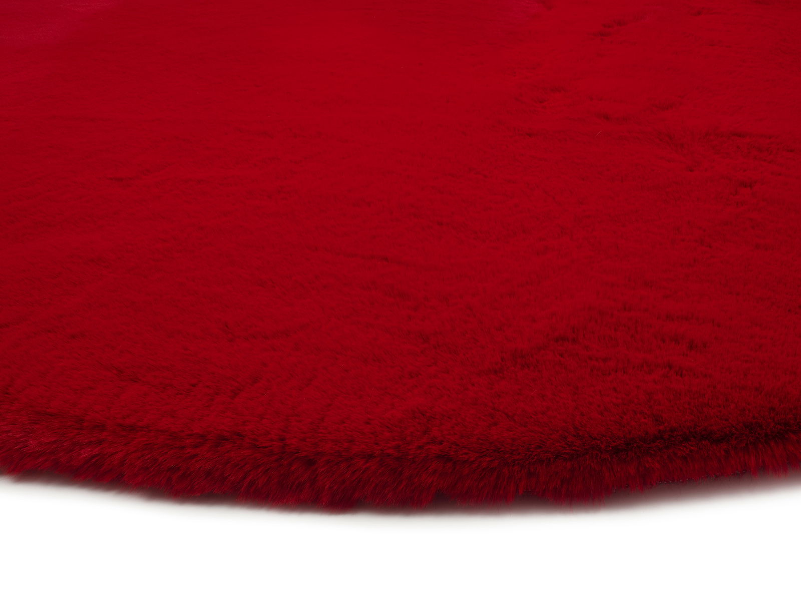 Roter Fellteppich aus der Nähe betrachtet, zeigt die weiche Textur und die flauschige Oberfläche.