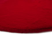 Roter Fellteppich aus der Nähe betrachtet, zeigt die weiche Textur und die flauschige Oberfläche.