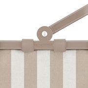 Detailaufnahme aus frontaler Perspektive: beigefarbener Tragegriff mit geprägtem reisenthel-Logo und Stofftasche mit breiten beige-weißen Streifen