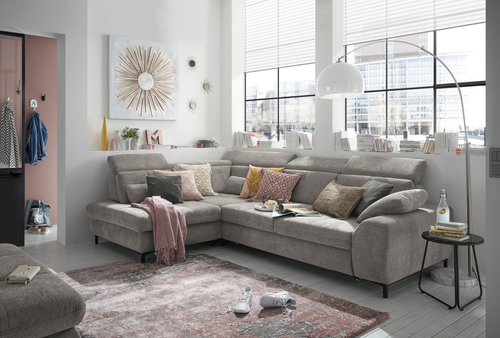 Gemütliche Rundecke in modernem Wohnzimmer, seitliche Perspektive