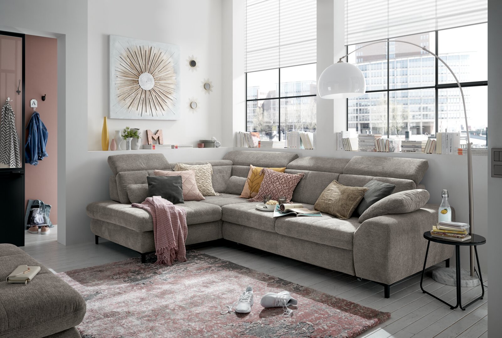 Gemütliche Rundecke in modernem Wohnzimmer, seitliche Perspektive