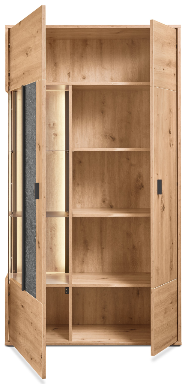 Holzvitrine mit Glastür, offene Regalfächer und Beleuchtung, Perspektive von vorne links