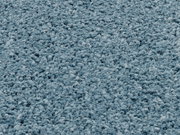 Nahaufnahme eines blauen Uni-Teppichs mit weicher, flauschiger Textur.