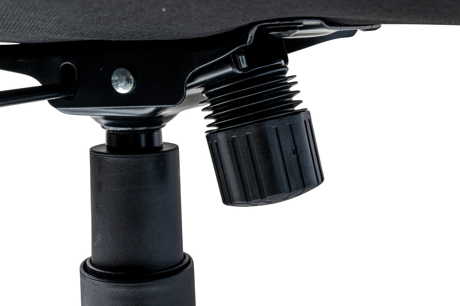 Nahaufnahme der Unterseite eines Gaming-Stuhls mit Fokus auf die Höhenverstellung und Mechanik.