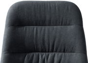 Rückansicht eines gepolsterten Stuhls mit dunkelgrauem Stoffbezug