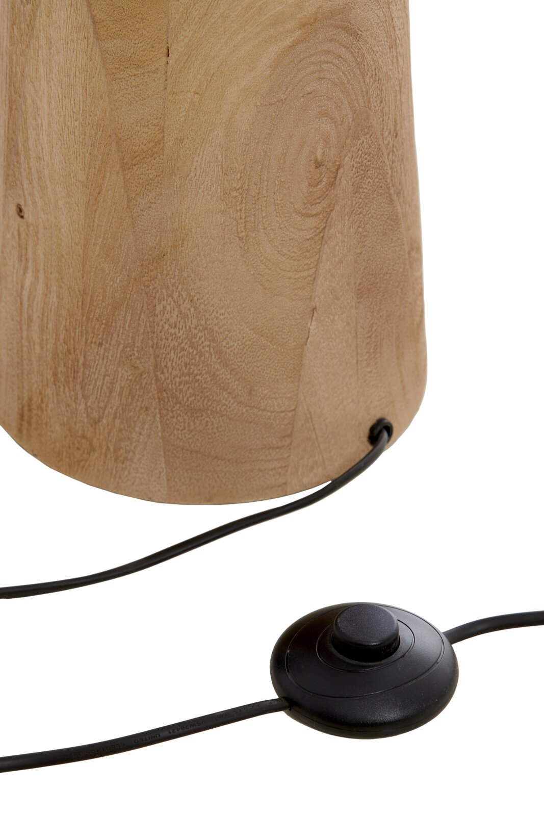 Close-up van de voet van een houten staande lamp met een zwarte voetschakelaar en kabel.