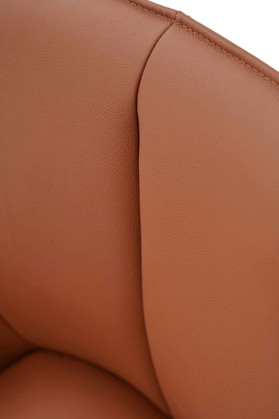 Nahaufnahme eines braunen Armlehnstuhls aus Leder, Fokus auf die Naht und Textur der Rückenlehne.