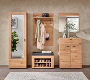 Garderobenkombination aus Holz mit Spiegel, Schuhschrank, Garderobenpaneel und Dekoration, frontal betrachtet