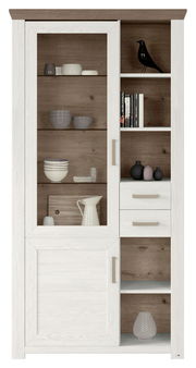 Vitrine aus Holz mit weißen und braunen Elementen, gefüllt mit Geschirr und Dekorationen, frontal betrachtet.