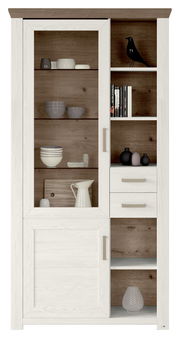 Vitrine aus Holz mit weißen und braunen Elementen, gefüllt mit Geschirr und Dekorationen, frontal betrachtet.