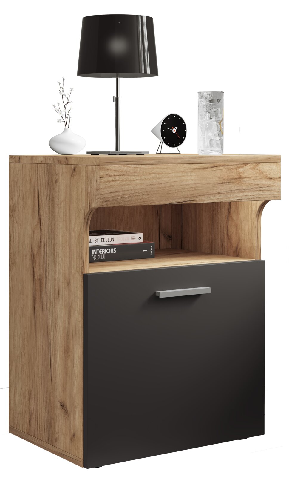 Modernes Nachtkästchen/Beistellschrank in Eicheoptik mit schwarzer Front und silbernem Griff, offenem Ablagefach und einer Klappe, schräg von vorn (leicht seitlich) fotografiert; oben mit Tischlampe, Vase, Uhr und Glas dekoriert.
