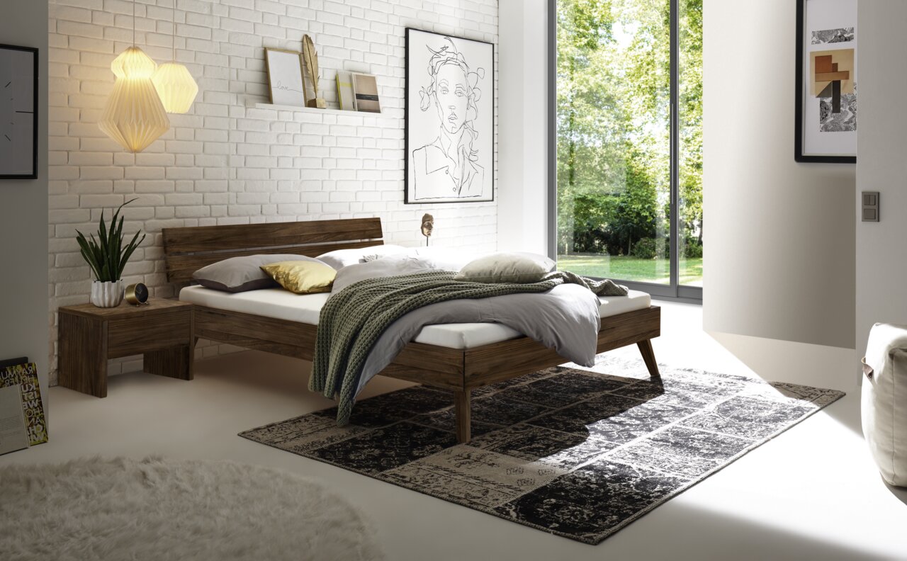 Modernes Schlafzimmer mit einem Kopfteil aus Holz und Metall, seitliche Perspektive