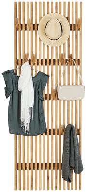 Holz-Garderobenpaneel mit Hut, Schal, Bluse, Handtasche und Strickjacke, frontale Ansicht