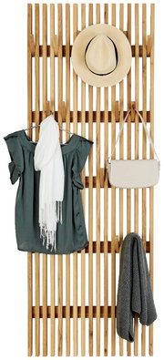 Holz-Garderobenpaneel mit Hut, Schal, Bluse, Handtasche und Strickjacke, frontale Ansicht