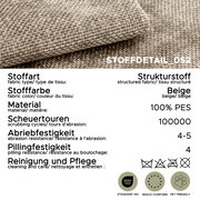 Beiger Strukturstoff aus 100% PES als Stoffmuster, Nahaufnahme mit sichtbarer Webstruktur und umgeschlagener Kante, Perspektive: Detailansicht von oben; eingeblendete Material- und Pflegeangaben (100.000 Scheuertouren, Abriebfestigkeit 4–5, Pilling 4, OEK