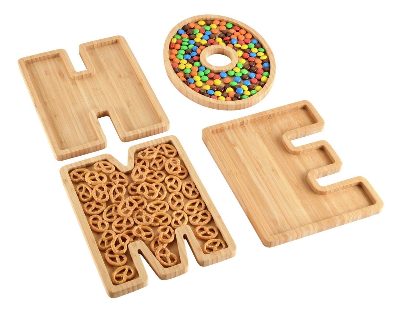 Servierbretter aus Bambus in der Form der Buchstaben H, O, M, E, gefüllt mit bunten Süßigkeiten und Brezeln, aus der Vogelperspektive.