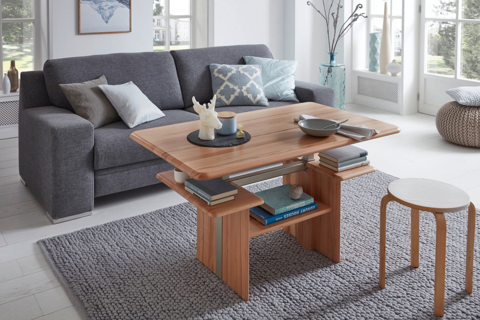 Moderner Couchtisch aus Holz in einem gemütlichen Wohnzimmer, seitliche Perspektive.