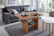 Moderner Couchtisch aus Holz in einem gemütlichen Wohnzimmer, seitliche Perspektive.