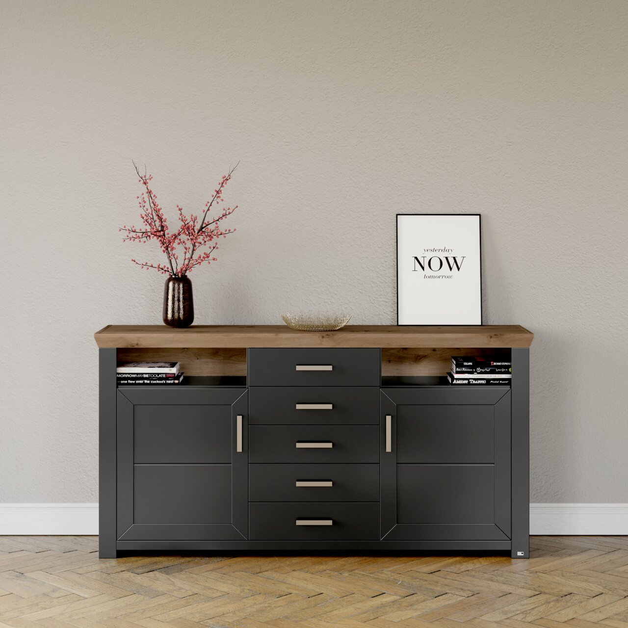 Set one by Musterring Sideboard SET ONE YORK Modernes Sideboard mit dunkler Front und Holzplatte, dekoriert mit einer Vase und einem gerahmten Bild, aus frontaler Perspektive.