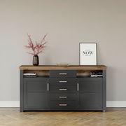 Modernes Sideboard mit dunkler Front und Holzplatte, dekoriert mit einer Vase und einem gerahmten Bild, aus frontaler Perspektive.