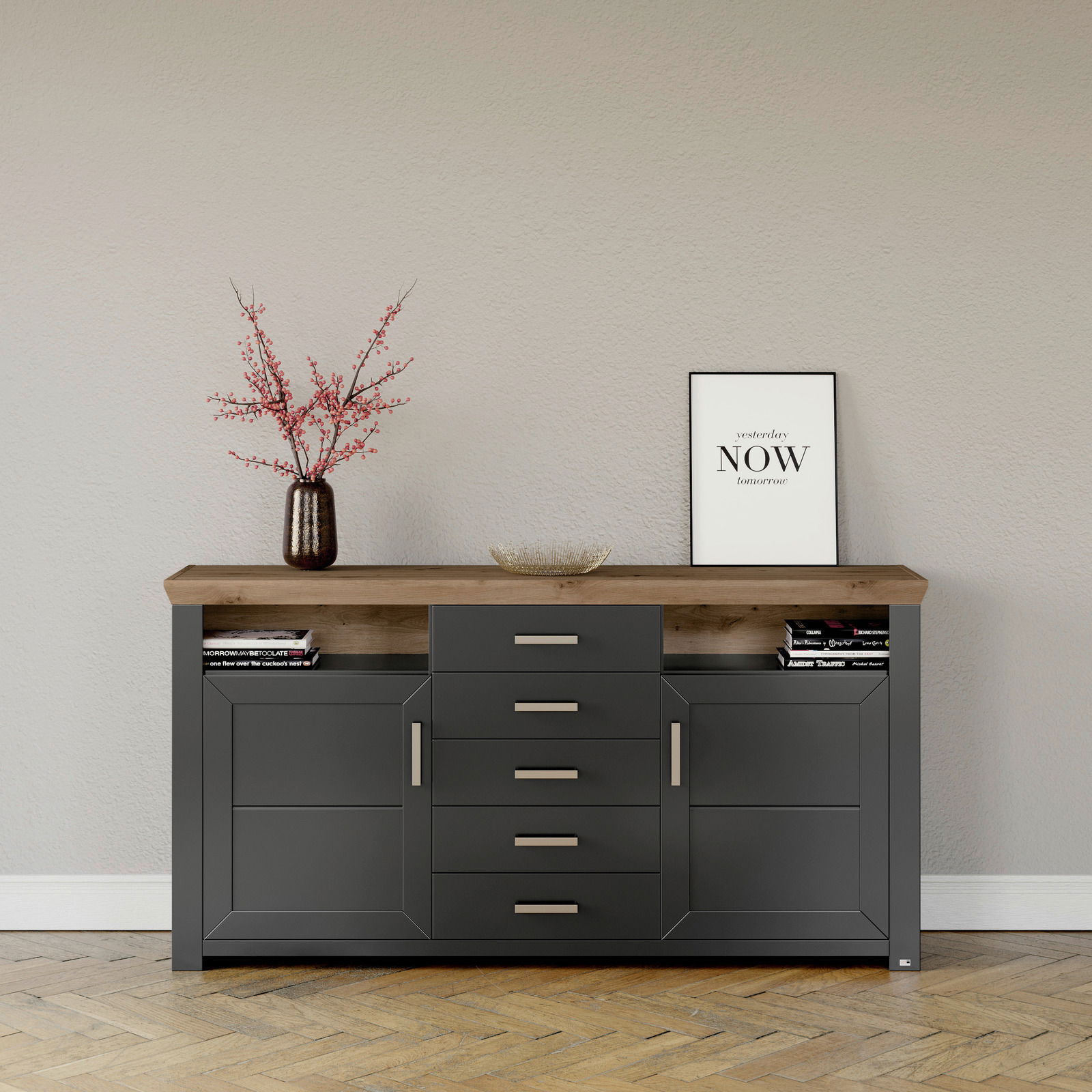 Modernes Sideboard mit dunkler Front und Holzplatte, dekoriert mit einer Vase und einem gerahmten Bild, aus frontaler Perspektive.