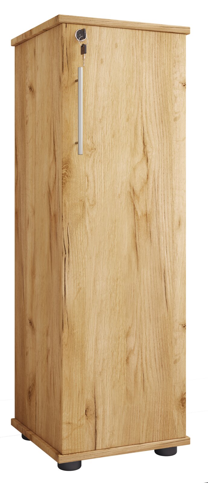 Schmaler, abschließbarer Holzschrank in heller Eiche-Optik mit langem silbernen Griff und sichtbarem Schloss samt Schlüssel, freigestellt vor weißem Hintergrund, Perspektive: leicht von vorne links (3/4-Ansicht)