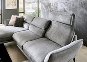Grijze longchair-set in een moderne woonkamer, zijaanzicht