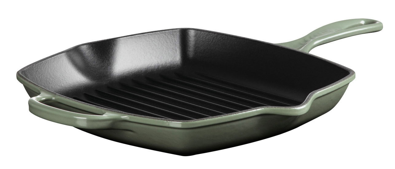 Quadratische Grillpfanne mit geriffelter Oberfläche und grünem Griff, seitliche Perspektive