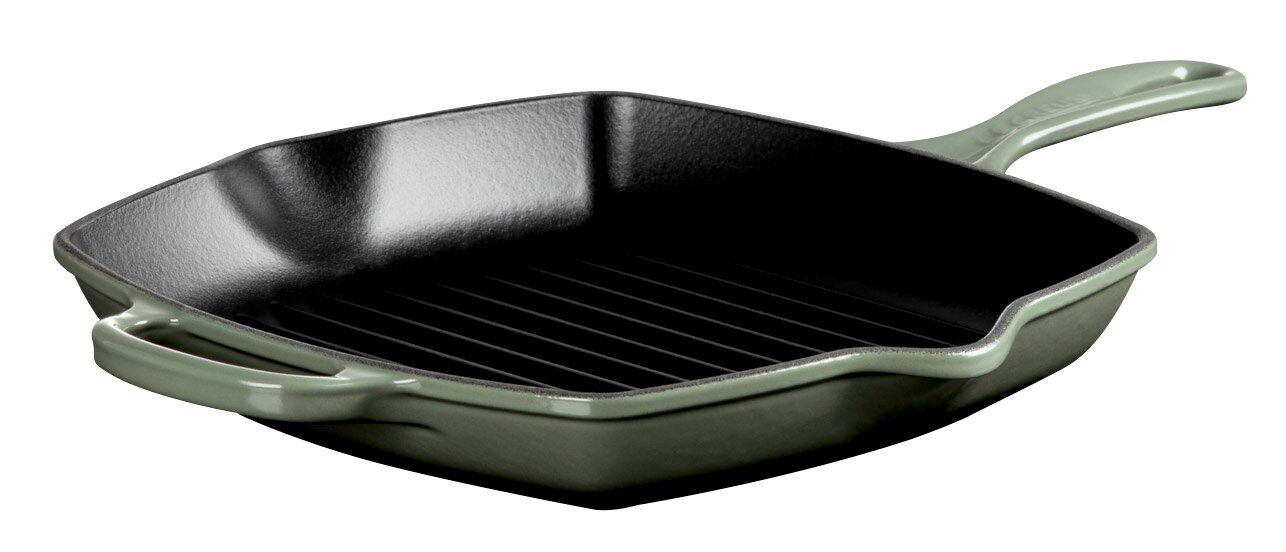 Quadratische Grillpfanne mit geriffelter Oberfläche und grünem Griff, seitliche Perspektive