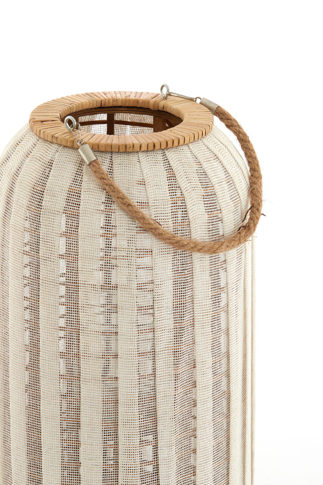 Nahaufnahme eines Windlichts mit einem natürlichen, gewebten Design und einem Seilgriff, von oben betrachtet.