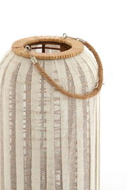 Nahaufnahme eines Windlichts mit einem natürlichen, gewebten Design und einem Seilgriff, von oben betrachtet.