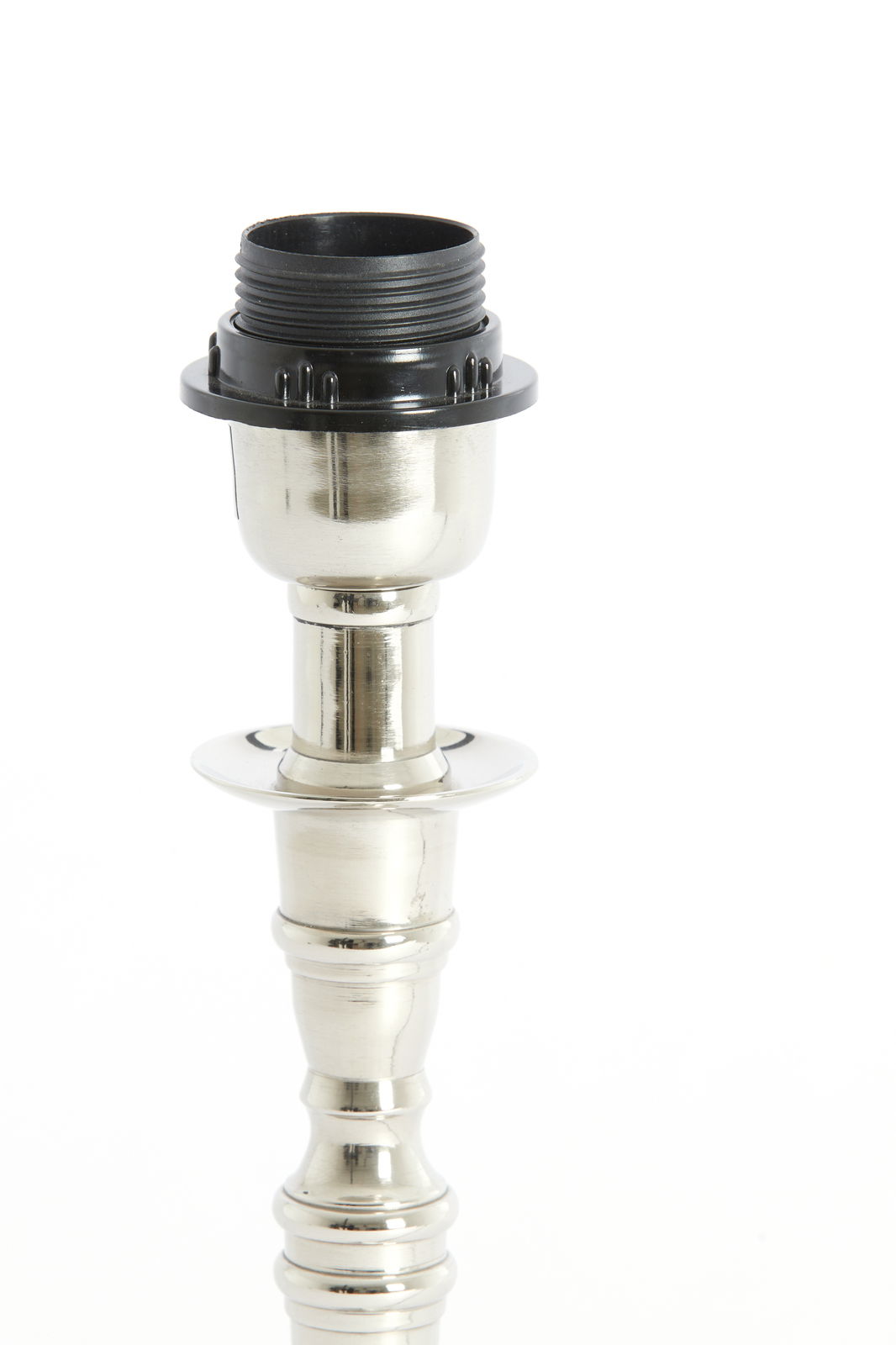 Nahaufnahme eines silbernen Lampenfußes mit schwarzer Fassung, frontal betrachtet.