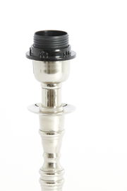 Nahaufnahme eines silbernen Lampenfußes mit schwarzer Fassung, frontal betrachtet.