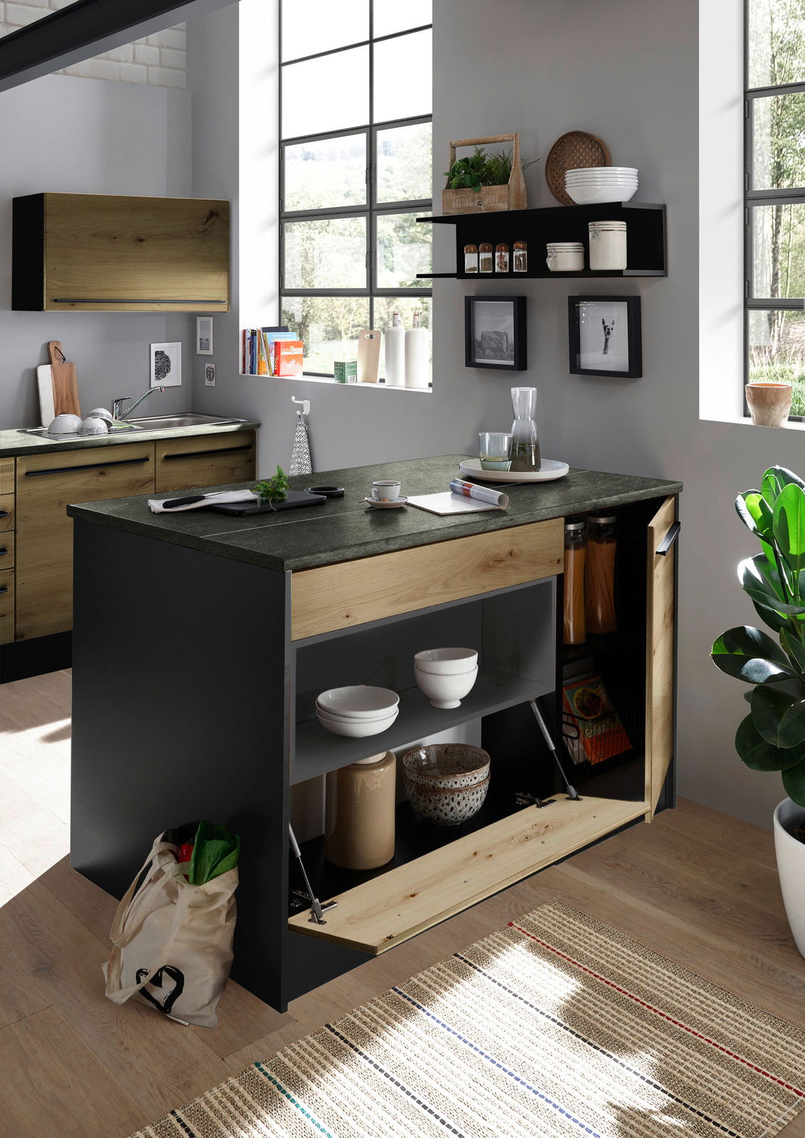 Moderne Kücheninsel mit Holz- und Schwarzelementen, offene Regale und Schubladen, seitliche Perspektive