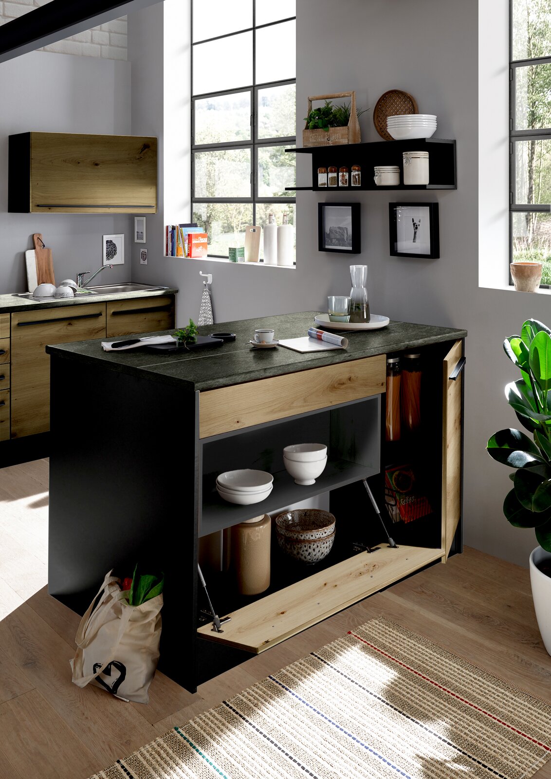 Moderne Kücheninsel mit Holz- und Schwarzelementen, offene Regale und Schubladen, seitliche Perspektive