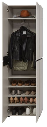 Offener Garderobenschrank mit mehreren Regalböden, auf denen Schuhe stehen, und einer Kleiderstange mit einer Lederjacke. Oben liegt ein Hut. Frontalansicht.