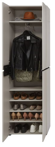 Offener Garderobenschrank mit mehreren Regalböden, auf denen Schuhe stehen, und einer Kleiderstange mit einer Lederjacke. Oben liegt ein Hut. Frontalansicht.