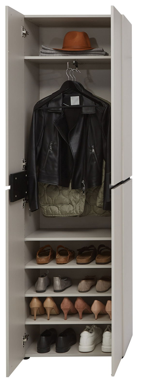 Offener Garderobenschrank mit mehreren Regalböden, auf denen Schuhe stehen, und einer Kleiderstange mit einer Lederjacke. Oben liegt ein Hut. Frontalansicht.