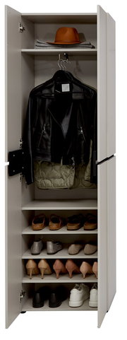 Offener Garderobenschrank mit mehreren Regalböden, auf denen Schuhe stehen, und einer Kleiderstange mit einer Lederjacke. Oben liegt ein Hut. Frontalansicht.