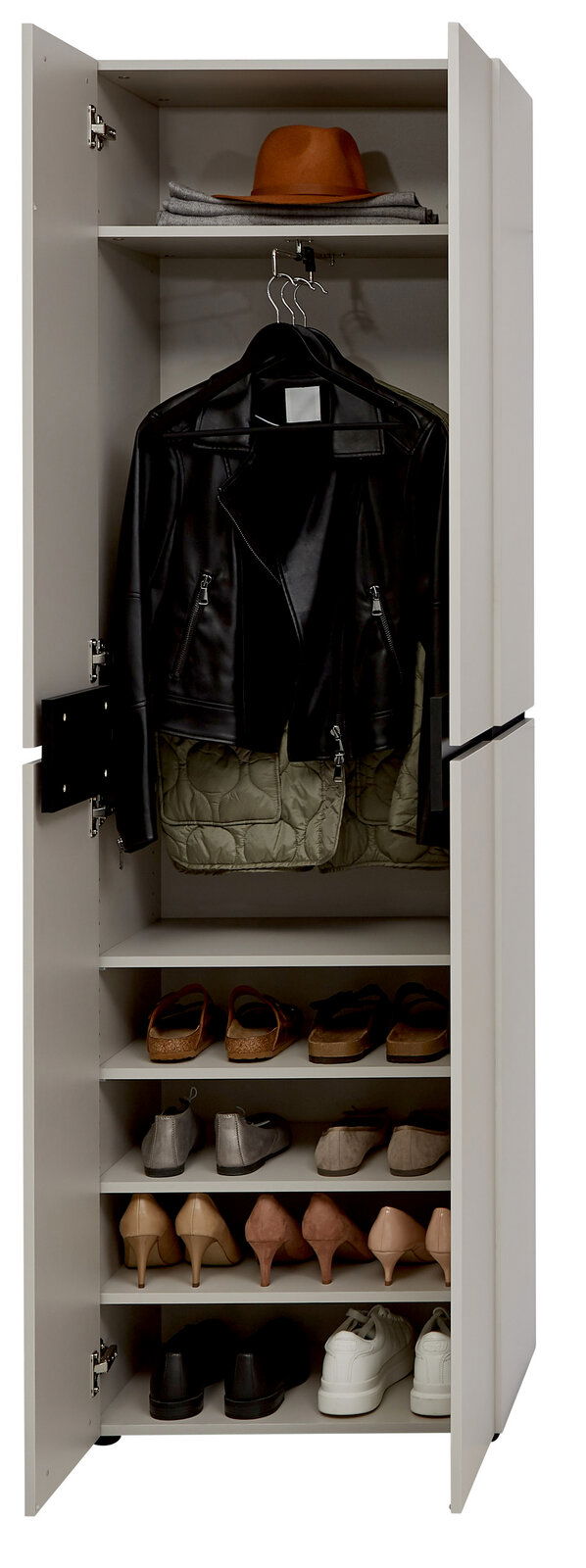 Voleo Garderobenschrank UNIQUE Offener Garderobenschrank mit mehreren Regalböden, auf denen Schuhe stehen, und einer Kleiderstange mit einer Lederjacke. Oben liegt ein Hut. Frontalansicht.