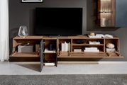 Moderne wandcombinatie van hout met open en gesloten vakken, versierd met boeken en accessoires, gezien vanaf de voorkant.