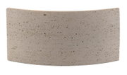 Gebogen, beige stenen of betonnen plaat met een poreus oppervlak, vrijstaand tegen een witte achtergrond, vooraanzicht
