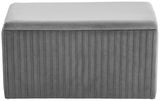 Graue Hockerbank mit vertikalen Streifen, Vorderansicht