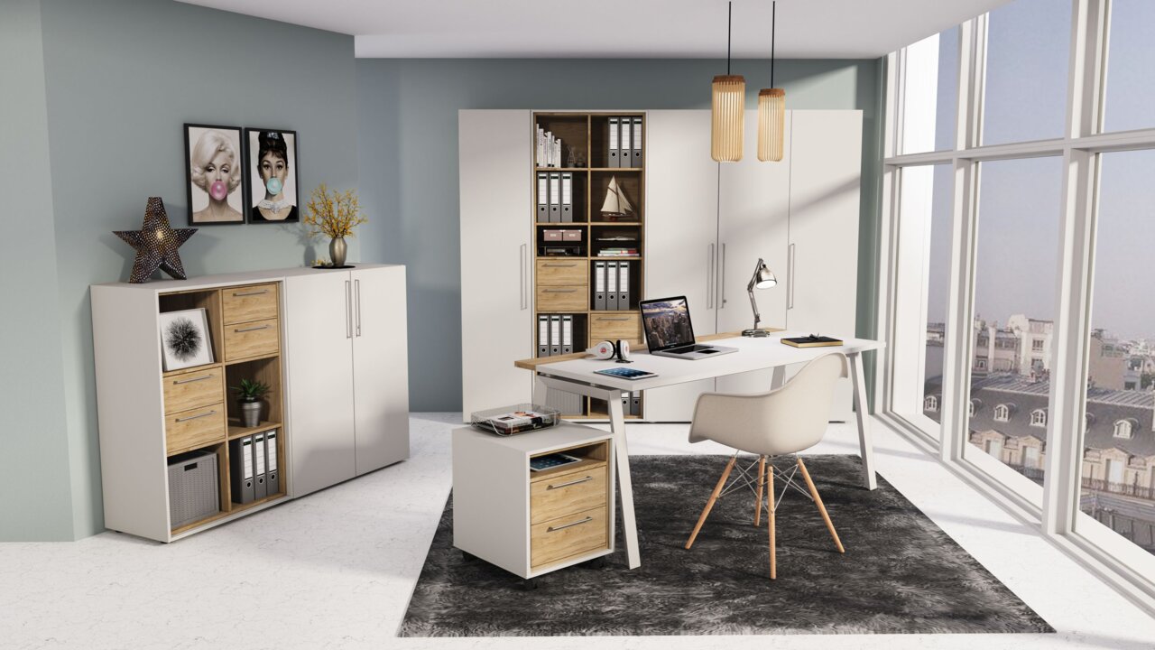 Modern kantoor met bureau, rolcontainer en archiefkasten in een lichte houtlook, zijaanzicht.